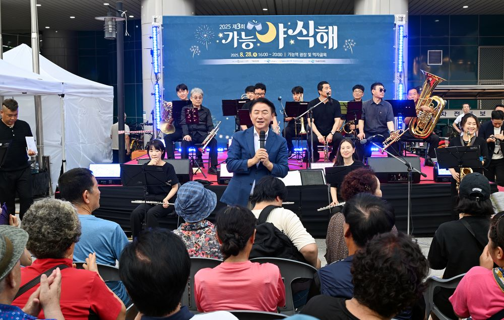김동근 시장이 8월 28일 '2025 제3회 가능야식해 축제' 현장에서 시민들과 소통하고 있다.(의정부시 제공)