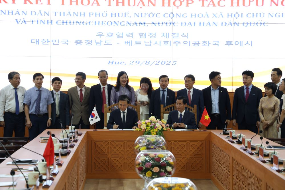 충남도 김태흠 지사가 29일 후에시 청사에서 응우옌 반 푸엉 인민위원장과 MOU를 체결했다.(충남도 제공)