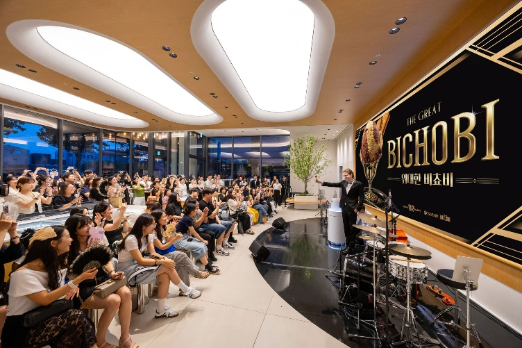 27일 ‘워크샵 by 배스킨라빈스’에서 열린 9월 이달의 맛 ‘위대한 비쵸비’ 언텁쇼에서 모델이 신제품 아이스크림 ‘텁’ 최초 개봉 퍼포먼스를 선보이고 있다.