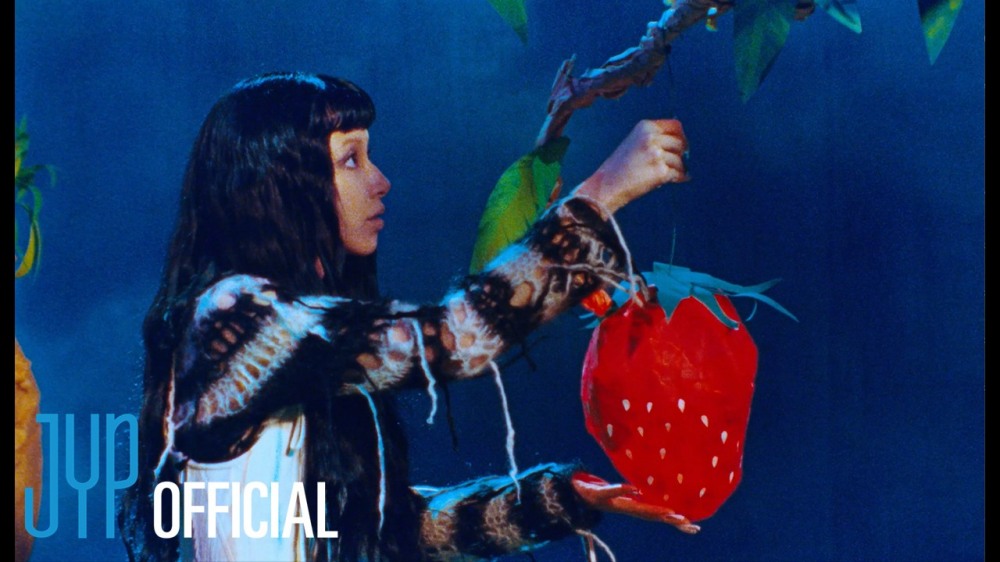 트와이스 채영, 솔로 데뷔 앨범 수록곡 ‘AVOCADO (feat. Gliiico)’ 뮤비 공개…개성 강한 음악 & 영상미