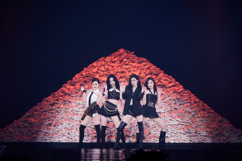 에스파, 중심축 제대로 잡았다…‘업그레이드 퍼포먼스+무대 연출+화려한 밴드 라이브’ 3만 관객 매료 예쁜데 노래도 잘하고, 춤도 잘 춘다. 에스파(aespa)가 ‘초미녀명창그룹’의 명성을 뽐내며 3일간에 걸친 세 번째 단독 콘서트를 성공적으로 마무리했다. 에스파는 지난달 29~31일 서울 올림픽공원 KSPO DOME에서 ‘2025 aespa LIVE TOUR -SYNK : aeXIS LINE’(2025 에스파 라이브 투어 – 싱크 : 엑시스 라인)을 개최, 한층 더 업그레이드된 퍼포먼스와 무대 연출, 화려한 밴드 라이브