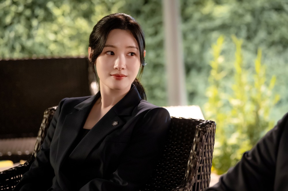 ‘에스콰이어’ 정채연, 선명한 결로 새긴 캐릭터 궤적…결정적 순간 드러나는 존재감