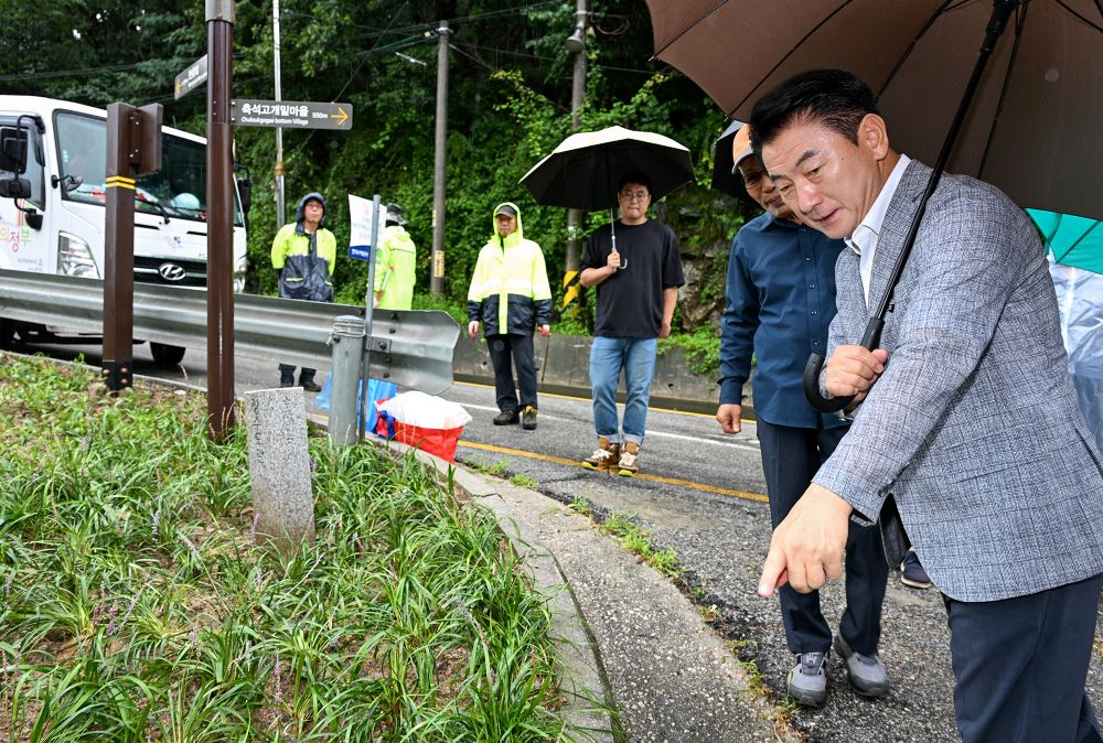 의정부 김동근 시장이 9월 4일 경관 정비를 마친 자일동 생태마을 진입로 현장을 점검하고 있다.(의정부시 제공)