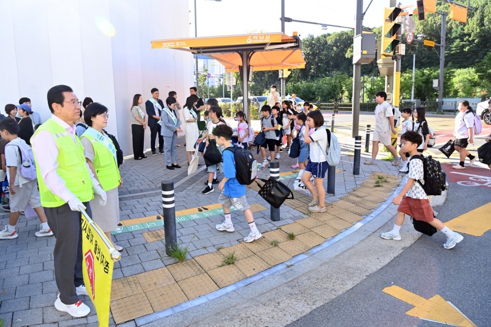 단샘초등학교 앞 통학로 유관기관 합동 교통안전 캠페인