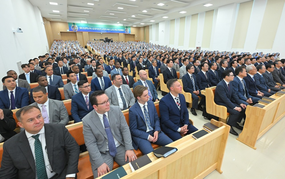 '예산 하나님의 교회'에서 열린 헌당식에 예산, 공주, 당진 등 충청권 신자들과 미국에서 방한한 해외 신자들이 참여하고 있다.