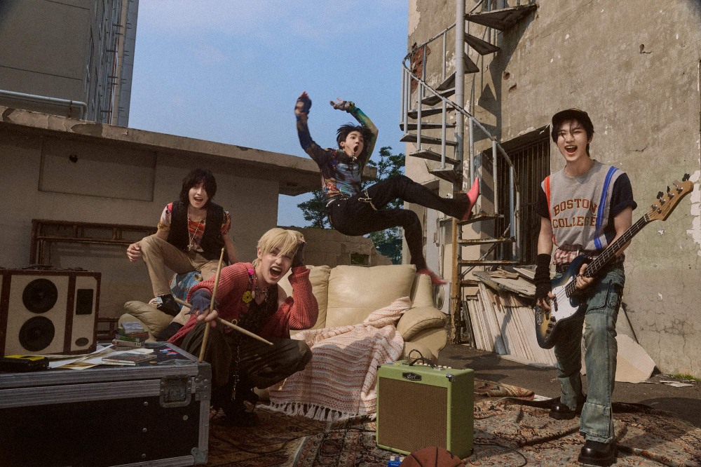 AxMxP, 데뷔 앨범 'AxMxP' 두 번째 콘셉트 포토 공개…록스타 에너지 발산