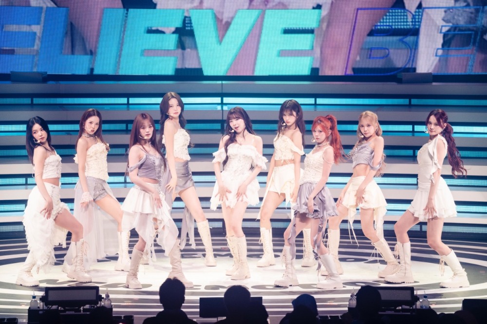 NiziU, 데뷔 첫 日 홀 투어 시작…현지 21개 도시 32회 공연 ‘자체 최다 규모’