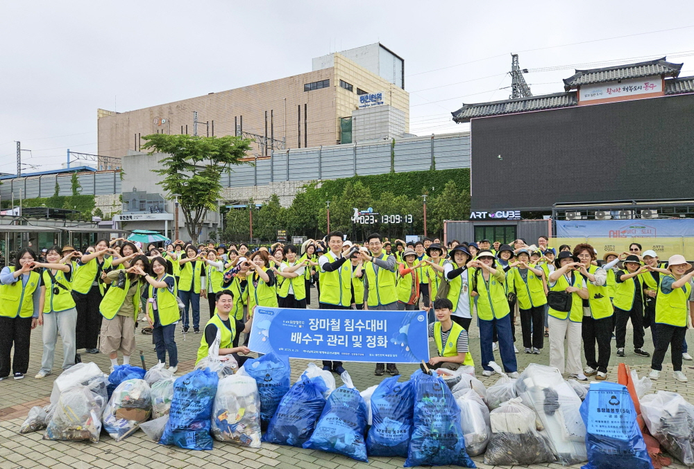 매해 장마철을 앞두고 침수 예방을 위해 빗물 배수구를 정비한 하나님의 교회 신자들이 올여름에도 동인천역 일대 배수구를 청소했다. 봉사자 약 110명이 쓰레기 200kg을 수거했다.