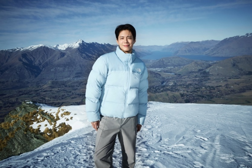 ‘페이서 플리스 베스트(좌)’ 및 ‘클라우드 눕시 다운 재킷(우)’를 착용한 노스페이스 홍보대사 박보검