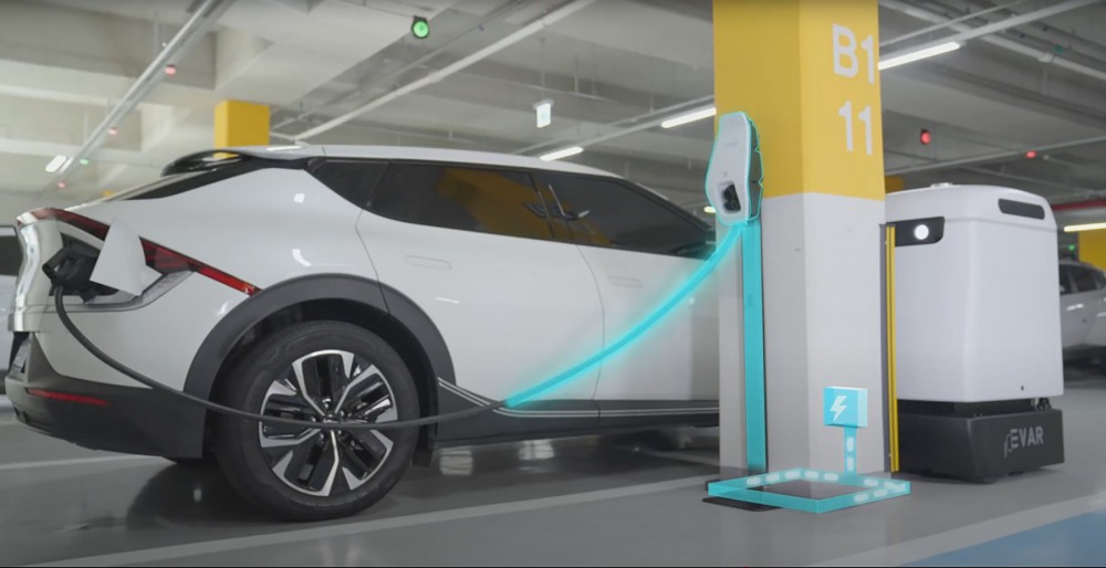 자율주행 전기차 충전로봇의 충전 모습