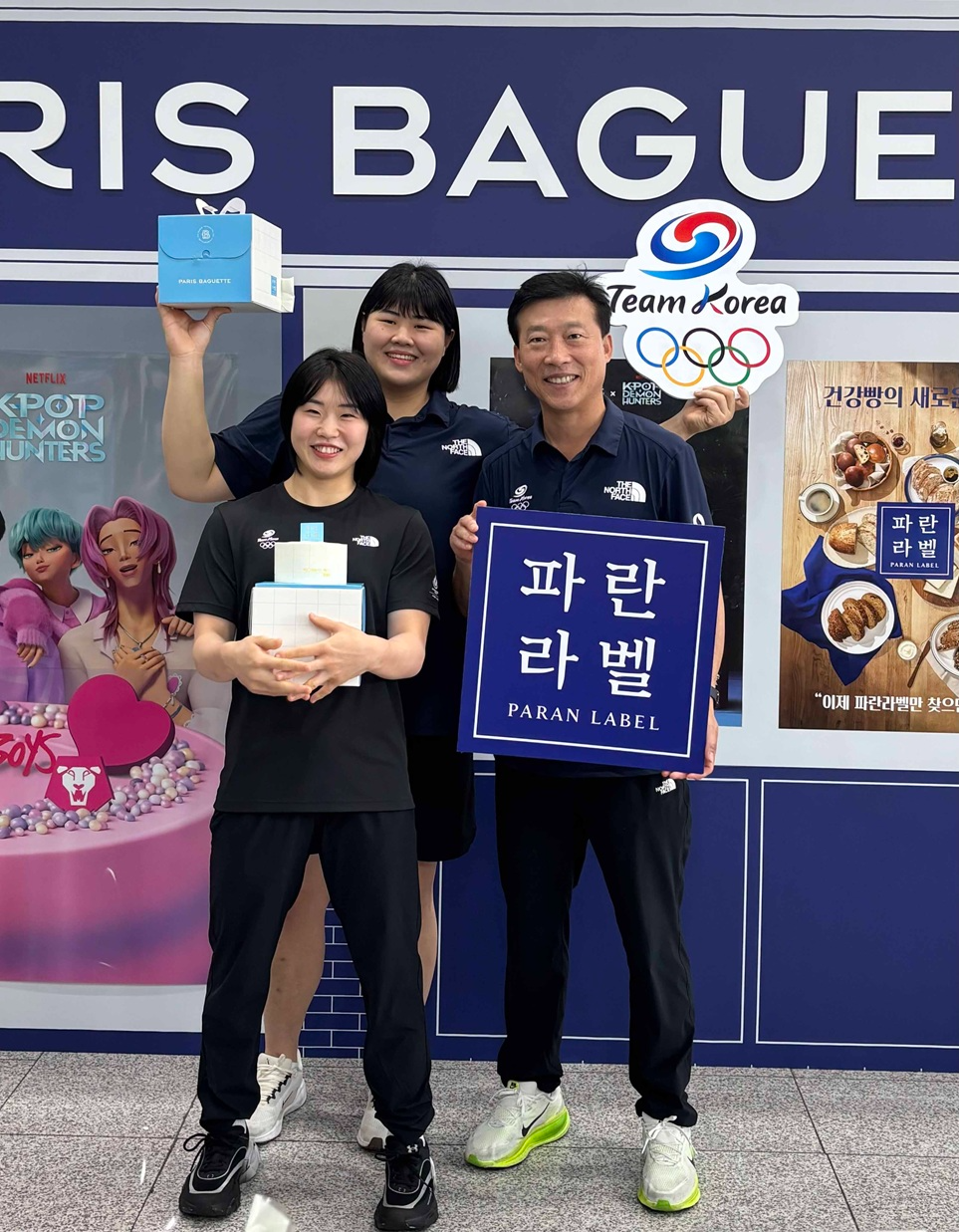 파리바게뜨가 충북 진천 국가대표 선수촌에서 대한민국 국가대표 선수단 ‘팀코리아 (Team Korea)’를 응원하는 팝업을 운영했다고 19일 밝혔다.(왼쪽부터) ▲유도 허미미, 김하윤 선수 ▲김택수 진천국가대표선수촌장 등 국가대표 선수단 및 코치진 400여명을 대상으로 ‘파란라벨’ 등 다양한 제품을 제공했다.