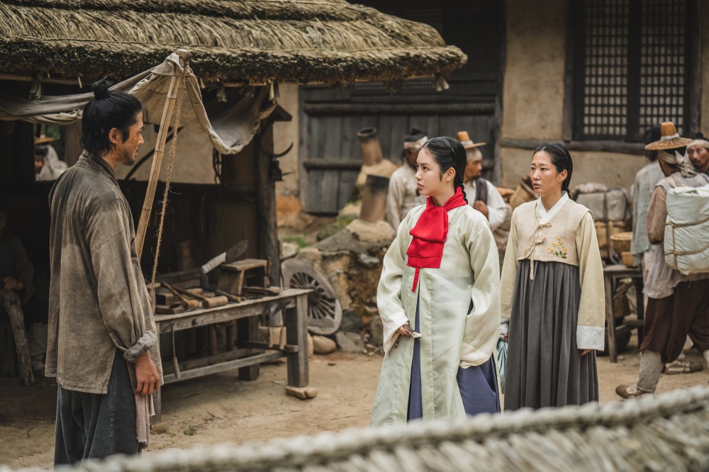 ‘탁류’ 로운X신예은, 아슬아슬한 눈맞춤 현장 포착…운명적 첫 만남 담긴 1회 예고 스틸 공개