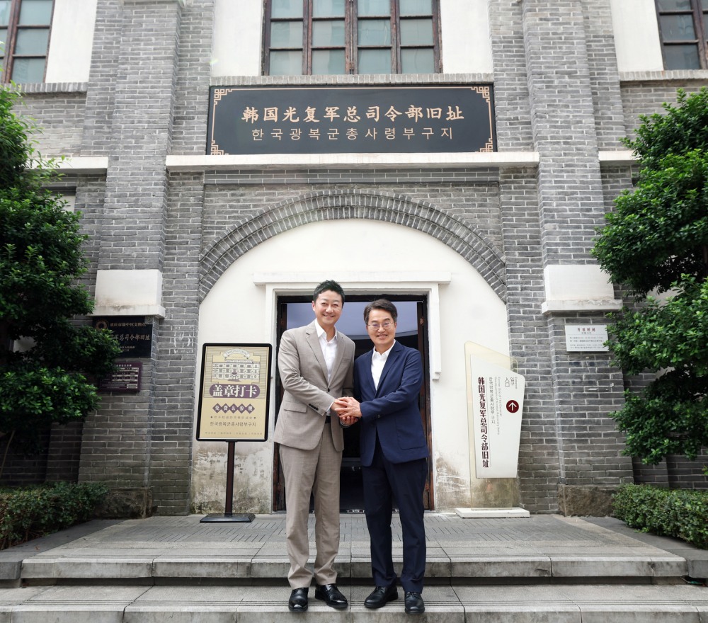 김동연 경기도지사(오른쪽)와 김진경 경기도의회 의장