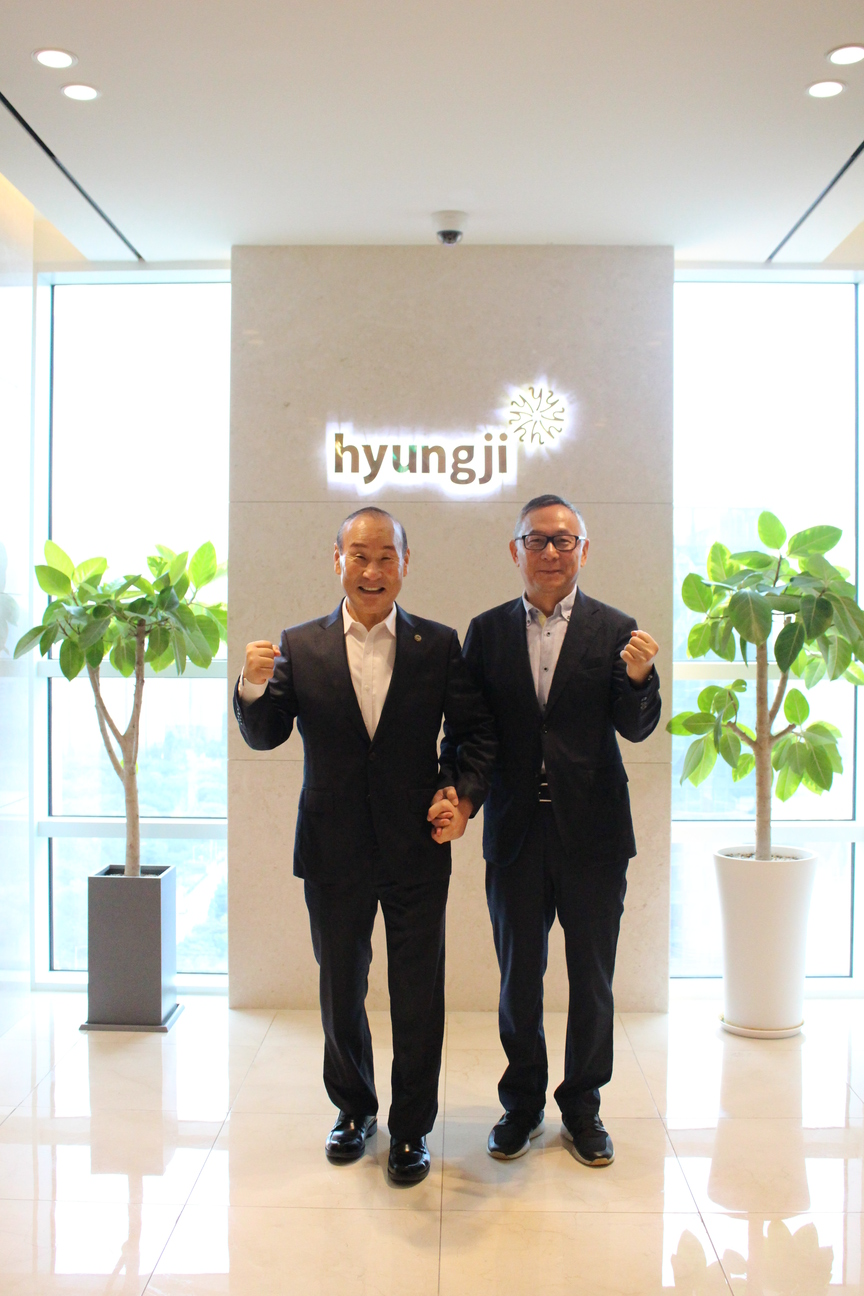 중국 섬유산업 대표단이 지난 9월 25일 인천 송도 패션그룹형지를 방문했다. 패션그룹형지 최병오 회장(왼쪽), 중국방직공업연합회 쉬 잉신 부회장.