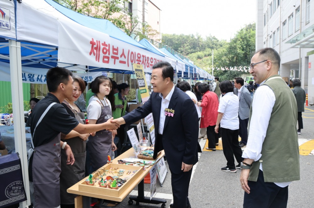 의왕시 희망나래장애인복지관, ‘가치있는 소비로 마을을 잇:다’ 바자회 행사 개최