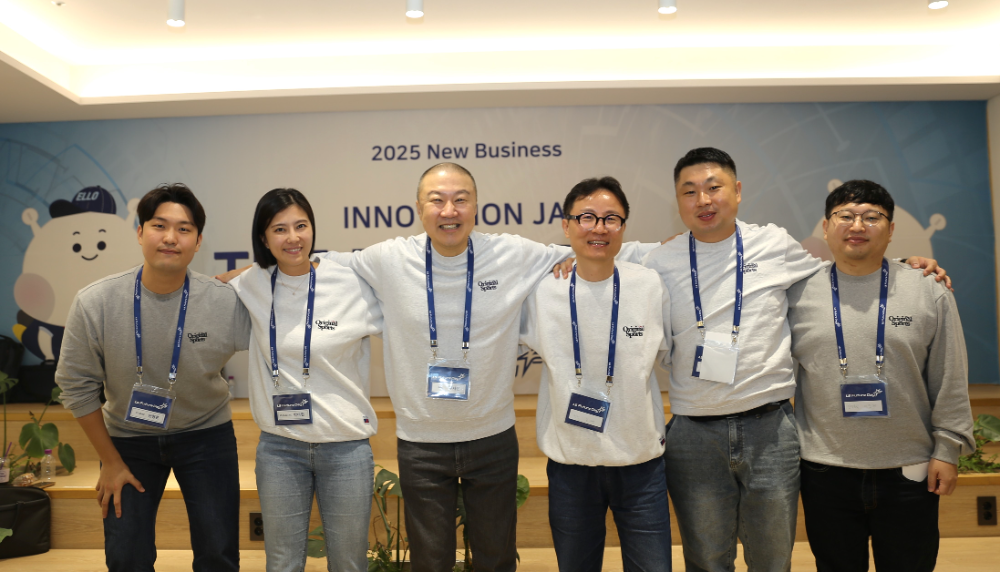 9월 26일, 안양 LS타워에서 개최된 LS Future Day에서 구자은 LS그룹 회장(왼쪽부터 3번째)이 ‘Innovation JAM Final Pitch’에 참여한 임직원들과 함께 기념사진을 촬영하고 있다