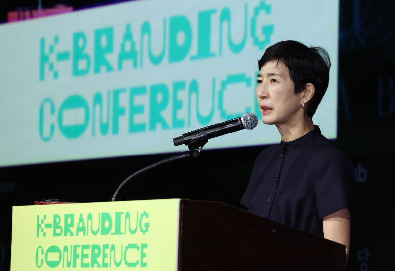 K-브랜딩 컨퍼런스'가 이데일리M 주최로 24일 서울 중구 웨스틴조선 그랜드볼룸에서 열렸다. 김정수 삼양식품 부회장이 축사를 하고 있다. 'K-F&B, 맛을 넘어 브랜드로'라는 주제로 열린 올해 컨퍼런스는 단순한 제품을 넘어 스토리텔링과 경험을 담아내는 F&B 브랜딩의 가치와 미래를 제시하기 위해 매련됐다