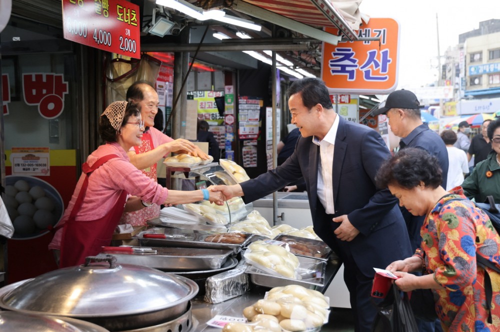 추석 명절을 맞아 의왕도깨비시장에서 장보기 행사