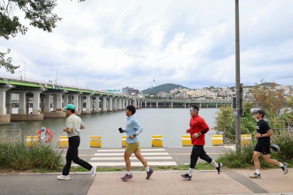 오세훈 서울시장이 추석 연휴 마지막 날인 9일, 러닝 번개 '한강런'에 참가한 시민들과 반포한강공원을 달리고 있다.(서울시 제공)
