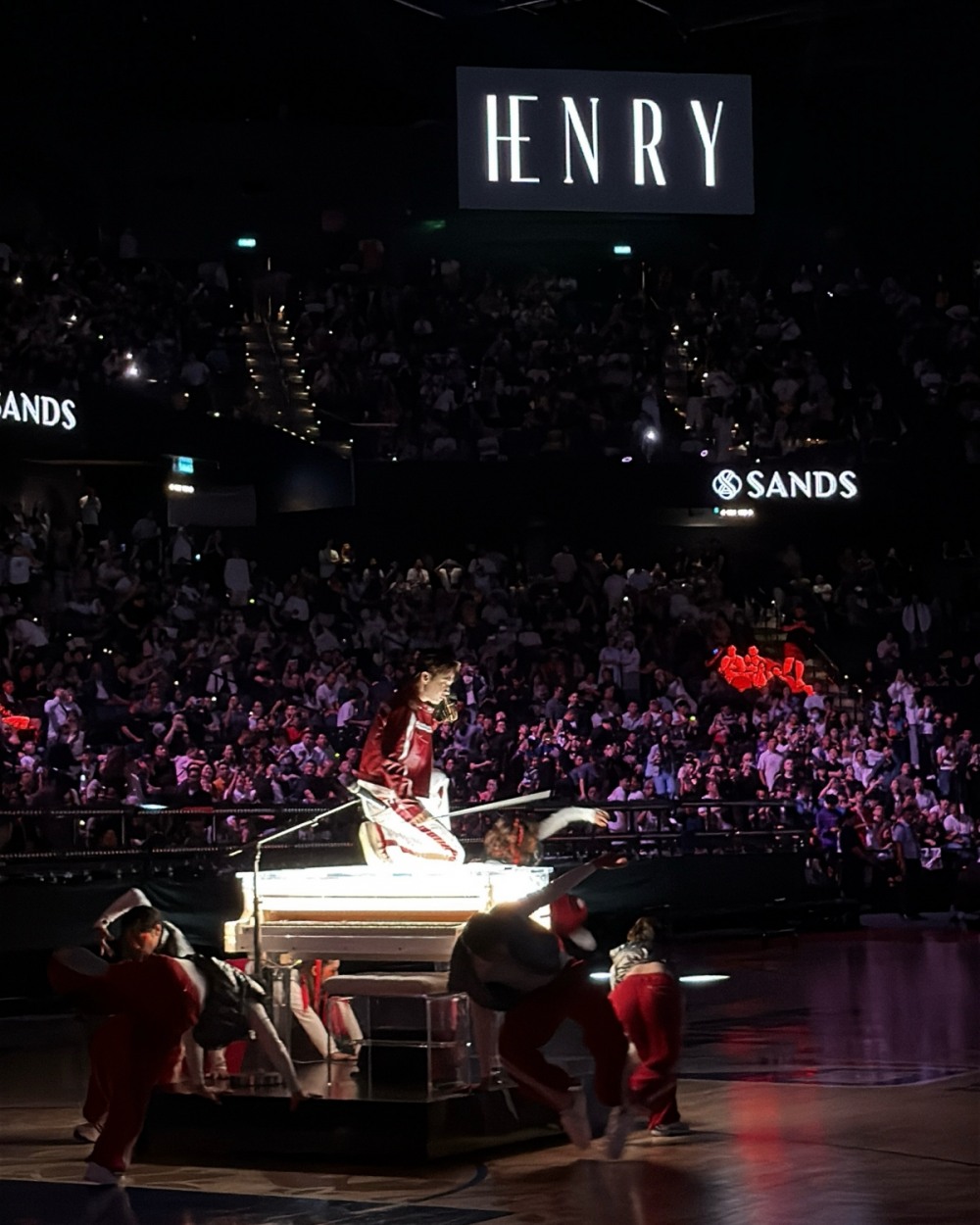 헨리, 美 NBA 마카오 경기 하프타임 쇼 장식…악기 퍼포먼스 ‘열광’