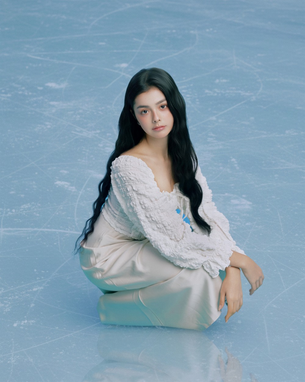 아이사, 데뷔 싱글 ‘Skate to Stage’ 첫 콘셉트 포토 공개…‘아이시 블루’로 먼저 건넨 아이덴티티