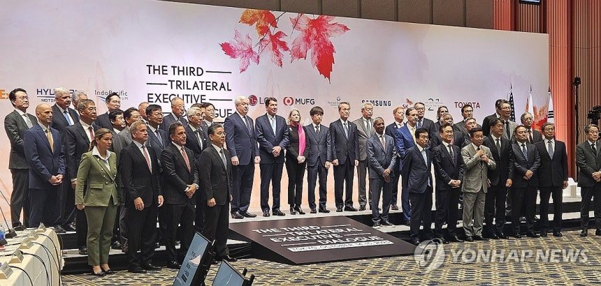 15일 일본 도쿄 게이단렌(經團連·일본경제단체연합회) 회관에서 열린 한미일 경제대화에서 참석자들이 기념 촬영하고 있다.이날 행사에는 정의선 현대차그룹 회장, 이재용 삼성전자 회장, 조현준 효성그룹 회장 등이 참석했다.