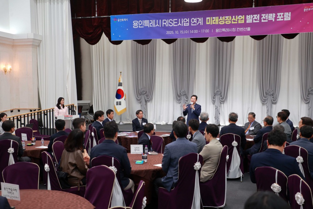시청 컨벤션홀에서 이상일 시장이 인사말을 하고 있다