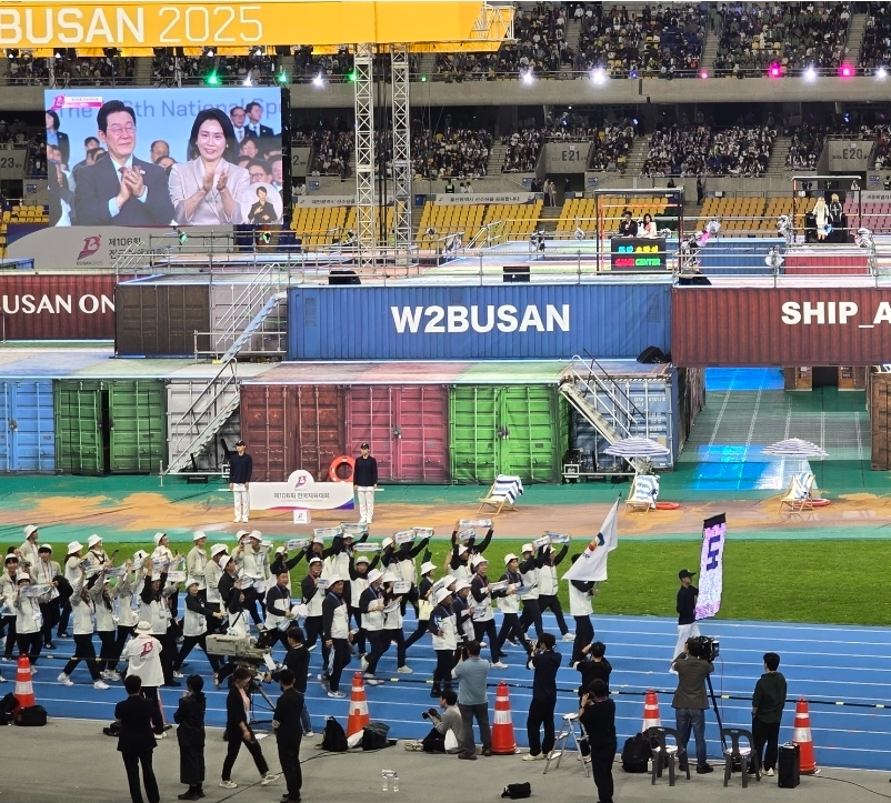 2,419명이 참가한 106회 전국체육대회에 경기도 선수들이 입장하고 있다. (오경희 기자)