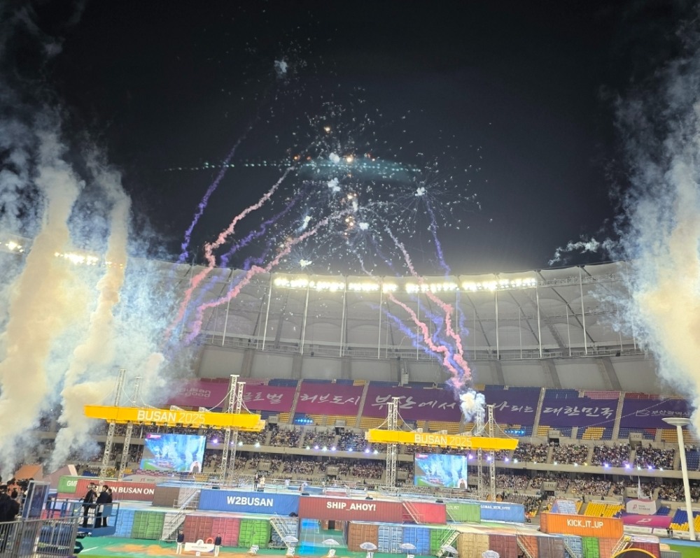 106회 전국체전 개막을 알리는 폭죽이 최휘영 문체부장관의 개회사후에 이어졌다.(오경희 기자)