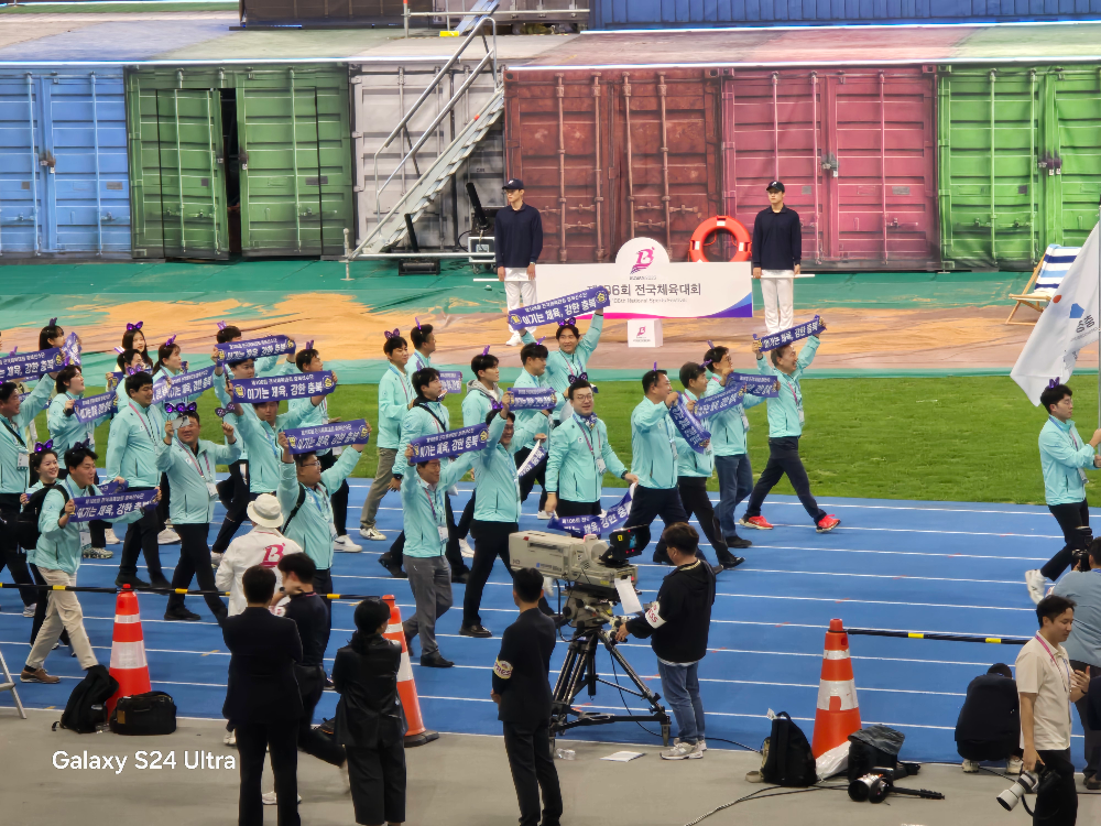 부산에서 열리는 106회 전국체육대회에 충북대표선수단이 입장하고 있다.(사진=오경희 기자)