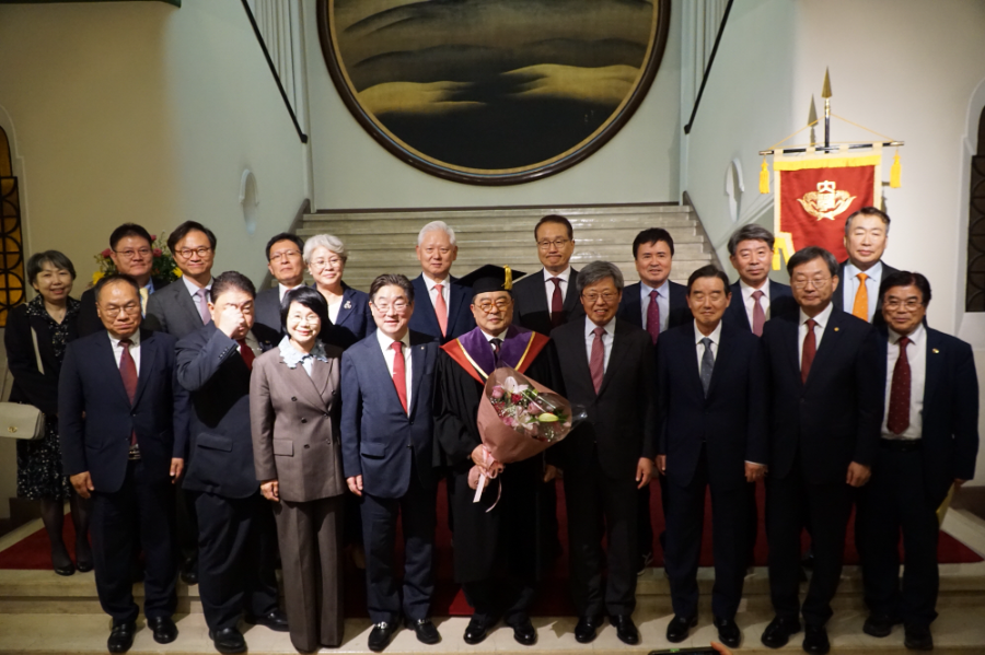 구자열 LS 이사회 의장(앞, 왼쪽부터 5번째)이 18일, 와세다대로부터 명예 법학박사 학위를 받고 기념 촬영을 하고 있다