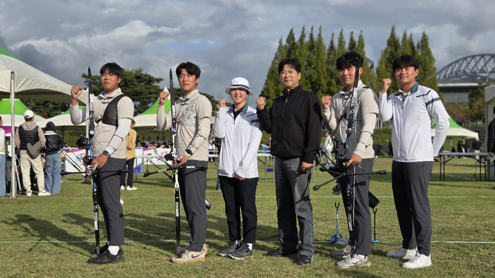 김석중 교장과 양궁부 남자단체, 양궁부 김민정(대전교육청 제공)