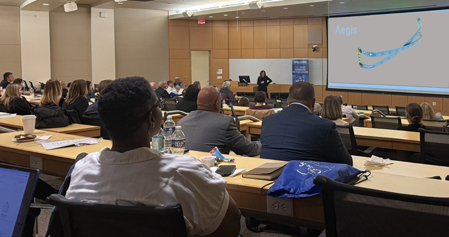 흉벽기형 수술권위자 Dr.마이클 고레츠키가 강의 중 엘앤케이바이오의 ‘팩투스’ 제품을 소개하고 있는 이미지