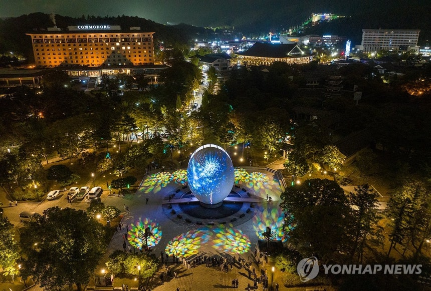 15일 오후 경북 경주시 보문단지 호반 광장에서 APEC 보문단지 야간경관개선 '빛의 향연' 시연회가 진행되고 있다. 시연회에서 거대한 알 모양의 APEC 상징 조형물에 미디어 아트가 진행되고 있다. 2025.10.15 연합뉴스