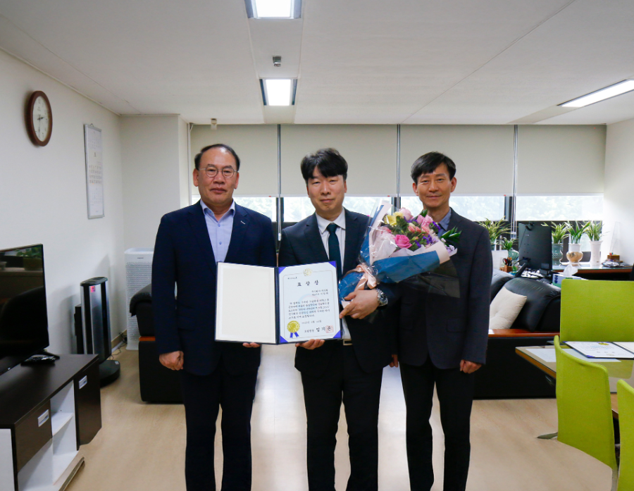 임병철 서울지방조달청장(왼쪽)이 애즈원 이정재 대표(가운데)에게 표창장을 수여하고 기념사진을 촬영하고 있다.