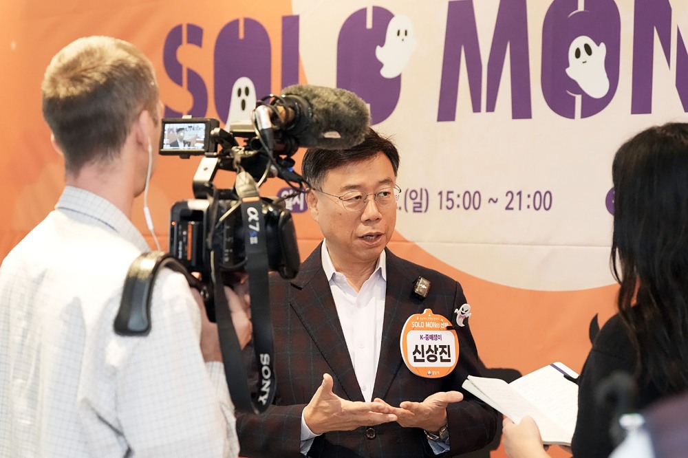 솔로몬의 선택 행사 취재 나온 영국 일간지 더 가디언