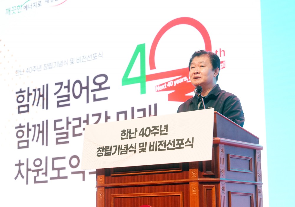 정용기사장이 창립 40주년 행사에서 기념사를 하고있다