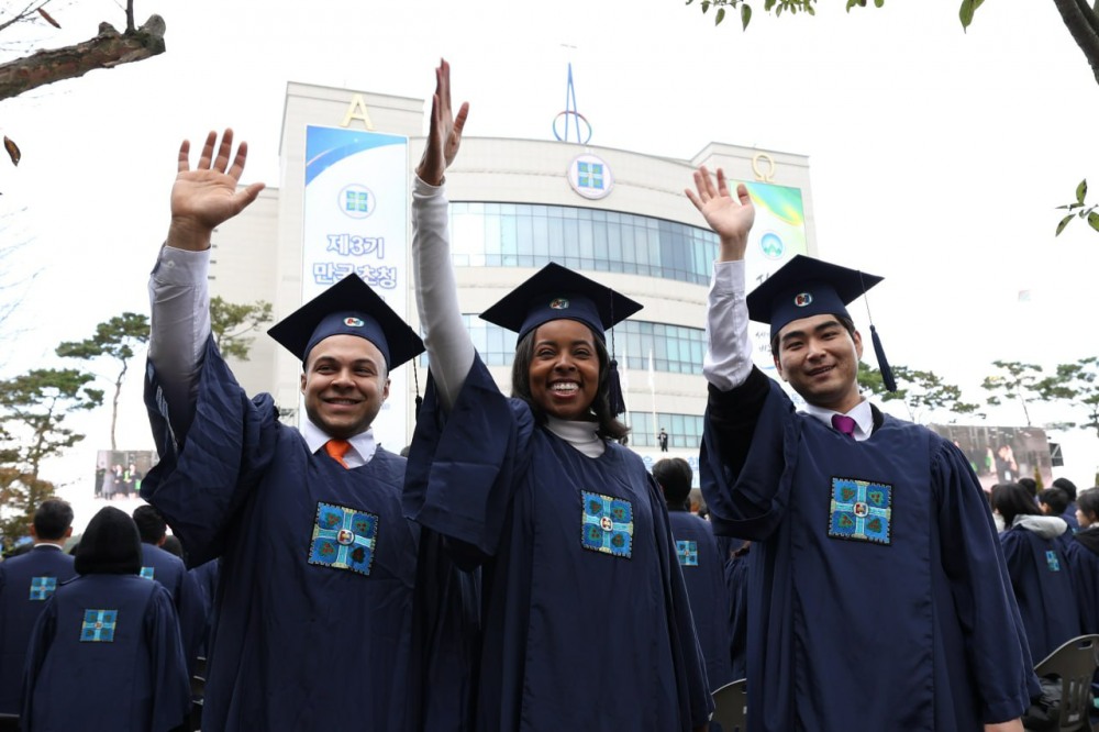 2일 신천지예수교 증거장막성전 청주교회에서 열린 ‘시온기독교선교센터 116기 수료식’에 참여한 수료생들이 기념촬영을 하고 있다. (신천지예수교회 제공)