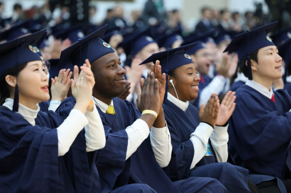 2일 신천지예수교 증거장막성전 청주교회에서 열린 ‘시온기독교선교센터 116기 수료식’에 참여한 수료생들이 설교를 들으며 박수치고 있다. (신천지예수교회 제공)