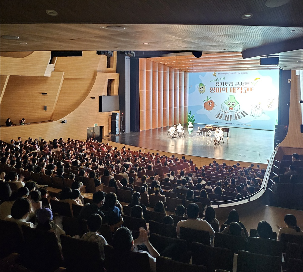 유럽 무대로 진출한 ‘양파의 매직코트’ 무대 모습 / 사진=뮤아스 제공