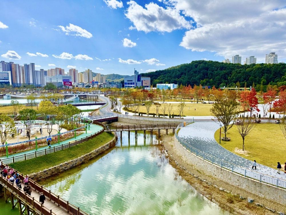 대전시 갑천생태호수공원, “하루 2만 명 몰린다”… 개장 한 달 만에 22만 명 돌파