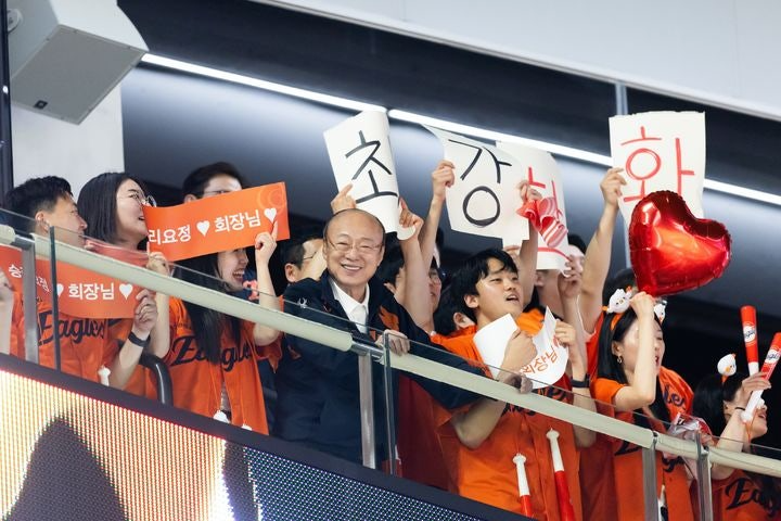 한화그룹 김승연 회장이 임직원들과 함께 한화이글스 경기를 응원하고 있는 모습