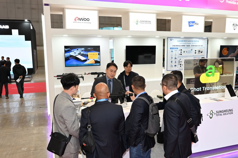 ADEX에 참가한 해외 바이어들이 성남기업 부스 방문