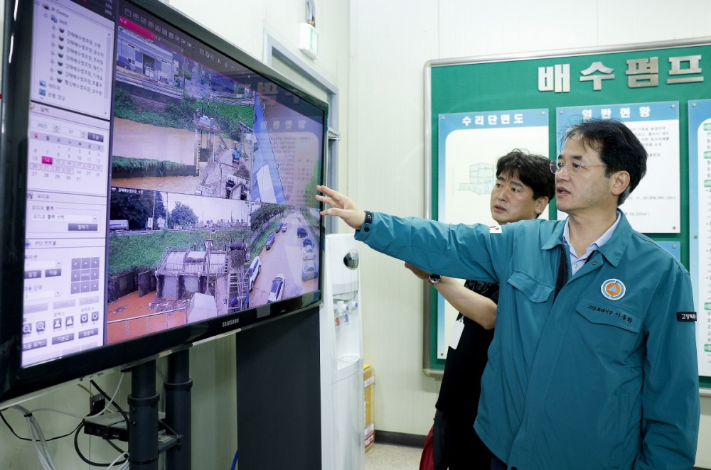 지난 8월 강매배수펌프장 현장점검 중인 이동환 고양시장