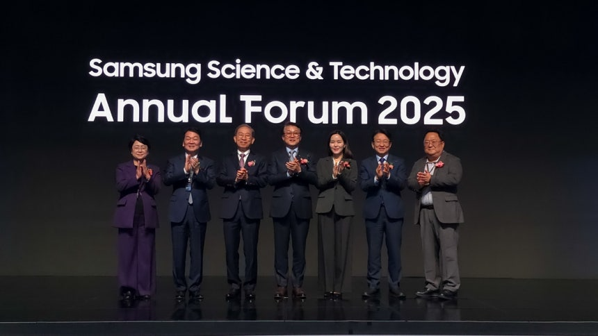 7일 서울 강남구 인터컨티넨탈 파르나스 호텔에서 개최된 삼성미래기술육성사업 애뉴얼 포럼에서 참석자들이 기념 촬영을 하고 있다. 김선민 조국혁신당 의원(왼쪽부터) , 안철수 국민의힘 의원, 국양 삼성미래기술육성재단 이사장, 박승희 삼성전자 CR담당 사장, 이주영 개혁신당 의원, 권칠승 더불어민주당 의원, 김현수 삼성전자 미래기술육성센터장.