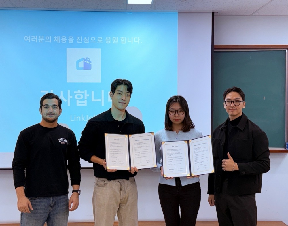 ▲ 왼쪽부터 ISO 야쿱, 링크잡 유지원 대표, ISO 어드마, 링크잡 박태영 대표. WelKit 팀과 경북대학교 총유학생회 연합팀이 업무 협약 체결 후 기념촬영을 하고 있다.
