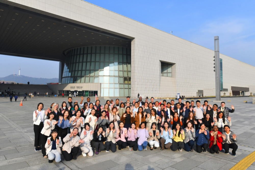 20개국에서 방한한 하나님의 교회 83차 해외성도방문단이 한국의 가을 정취 속에 국립중앙박물관을 탐방했다.