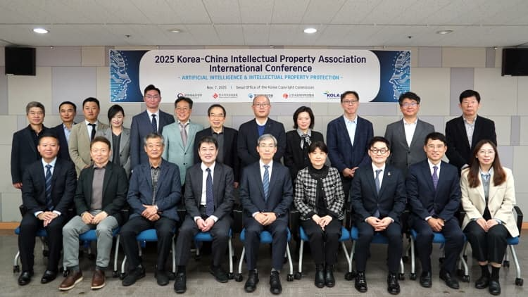 지난 7일, 한∙중 학술대회 성료 후 참석자들과 기념사진을 촬영하고 있는 추가열 음저협 회장(사진 앞줄 오른쪽 세번째) / 이하 사진=음저협 제공