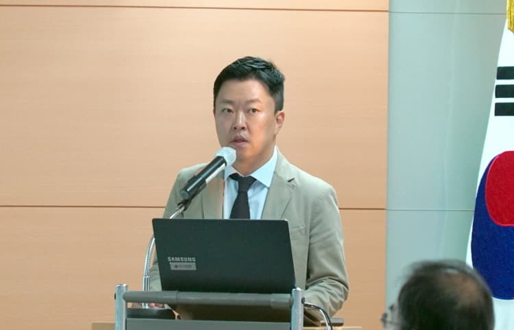 한∙중 학술대회서 주제발표를 하고 있는 백승열 음저협 사업본부장