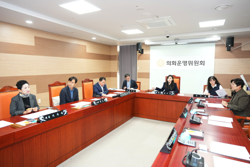 제262회 임시회 폐회중 제2차 의회운영위원회를 개회했다.